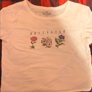 Size xs girl’s cropped Hollister t-shirt